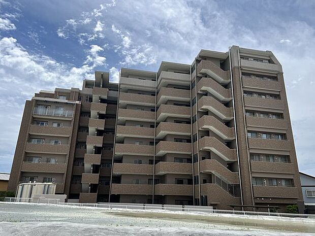 高台にそびえ立つ人気エリア鴨江のマンションです。浜松駅まで2.1kmで便利な立地。