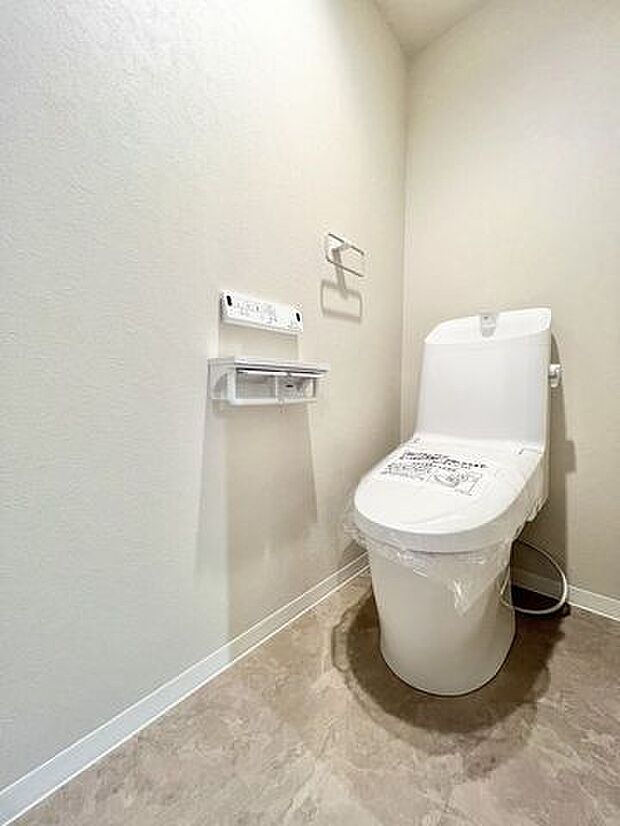 トイレは白で統一されており、清潔感溢れる空間となっています。