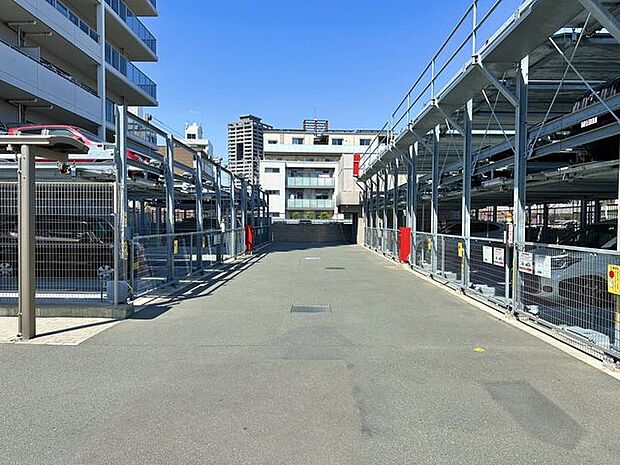 立体式駐車場。駐車場の空きは複数台ありますよ。