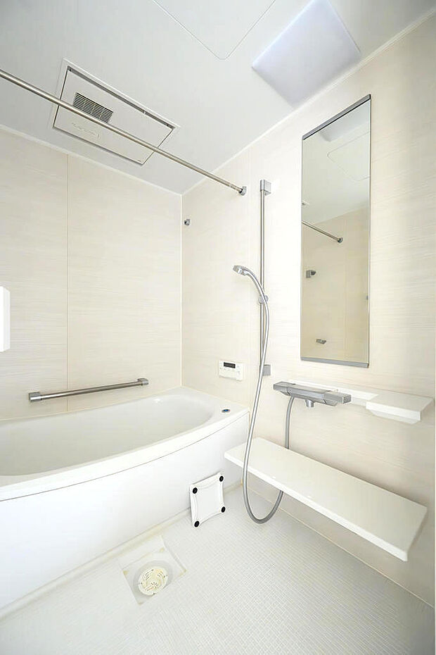 浴室　状態良好です　清潔感のある白を基調とした浴室です　暖房乾燥機付きです