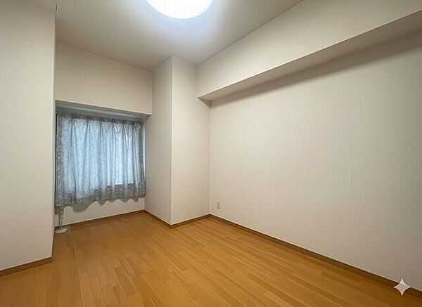 【private room】6.1帖の洋室です。ご夫婦お二人のプライベートシーンを演出する、やすらぎとくつろぎの空間。クローゼットも完備です。