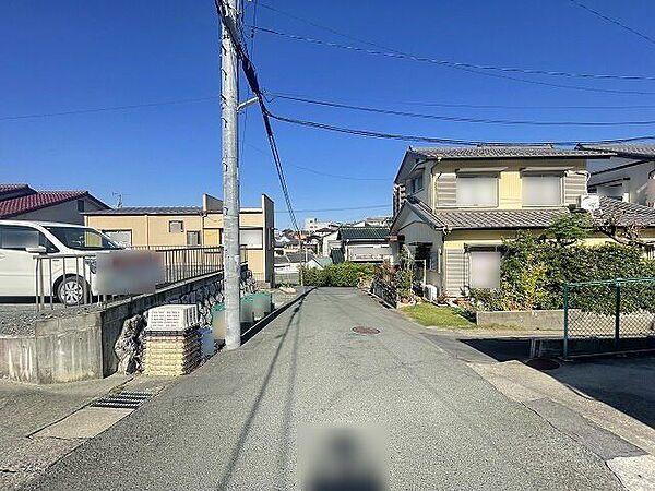 【Front road】前道幅員約5.5ｍです。閑静な住宅街エリアですので車通りも多くない為、出入りも安心です。