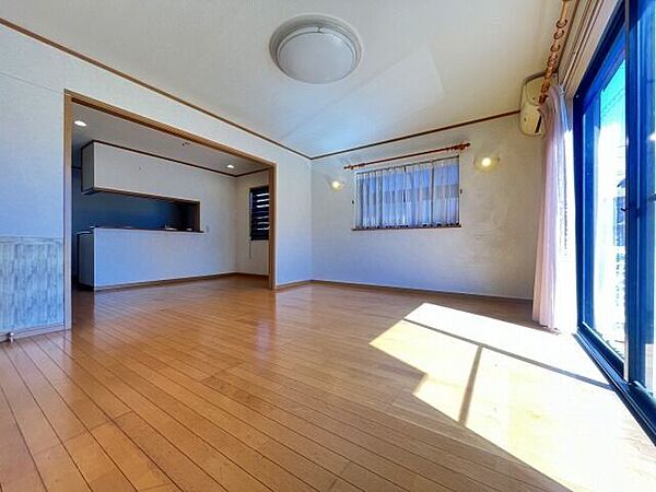 【living room】【dining room】LDKは約20帖！南側に駐車場と道路があるので暖かい陽射しがたっぷり差し込みます♪