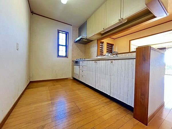 【kitchen】キッチンです。上下に収納もたっぷりあります。小窓もあり、明るい気分でお料理できますね。