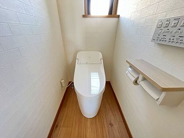 【toilet】タンクレストイレでお掃除もラクラク♪洗面と一緒になっておりますので広く使用出来ますのでゆっくり過ごせそうですね♪