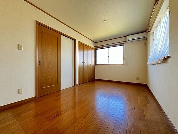 【Master bedroom】大容量のクローゼットも完備の7.5帖の主寝室です。ご夫婦お二人のプライベートシーンを演出する、やすらぎとくつろぎの空間。