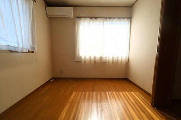 【private room】ゆとりの広さのプライベートルームには、収納充実のクローゼットが。
