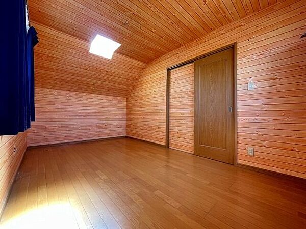 【private room】3階7.5帖のお部屋は天窓付きで暖かな陽の光が差し込みます♪温かみのあるウッド調の室内は癒しと落ち着きの住空間に^^