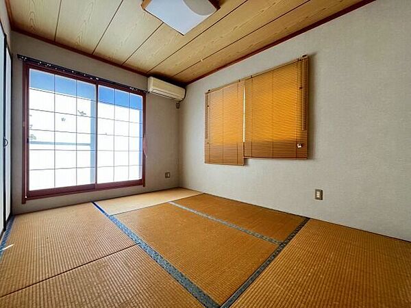 【japanese-style room】6帖の和室です。お子様のお部屋や主寝室、来客時の宿泊室としてもご利用いただけますね♪