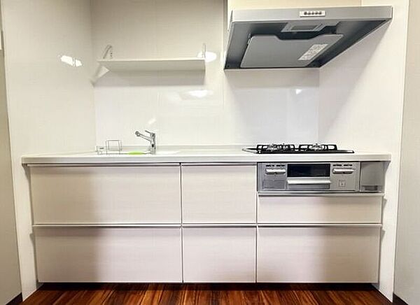 【kitchen】※ツールにて家具を削除しております。シンプルデザインで飽きの来ないシステムキッチン♪収納スペースも十分に確保されています！
