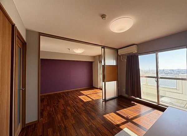 【private room】※ツールにて家具を削除しております。南向きで大きな窓からは暖かな陽の光が差し込みます♪