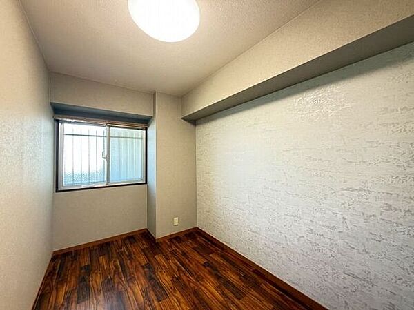 【private room】リビングから離れた玄関側のお部屋。収納付きで、落ち着いたプライベート空間です♪