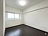 洋室：【private room】※ツールで家具を削除しております。洋室です。ゆとりの広さのプライベートルームには、収納充実のクローゼットも完備です。