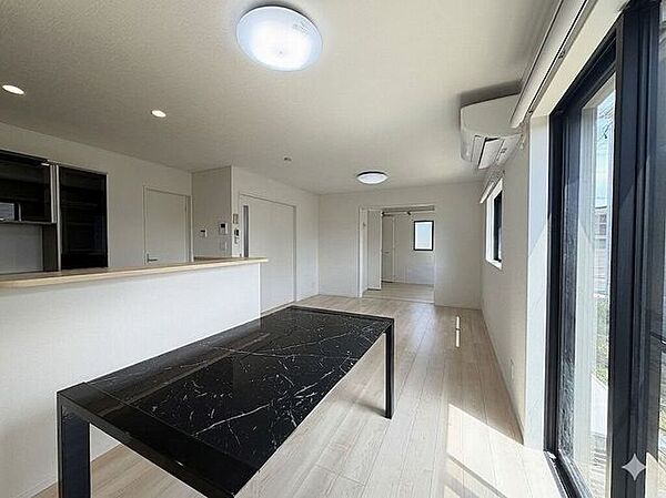 【living room】約16帖の広々としたLDKスペース。窓も大きく明るい雰囲気ですね♪※ツールにて家具等消しています。
