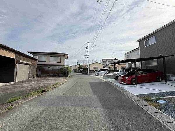 【Front road】前面道路です。幅も広く見通しのよい道路で安心して暮せます。