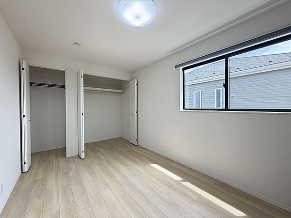 【Master bedroom】8帖の主寝室です。大容量のクローゼット完備でご夫婦の荷物がスッキリしまえます。