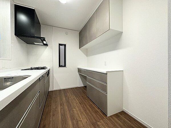 【kitchen】無駄なく、たっぷり収納できるベースキャビネットは、空間を有効活用できます。