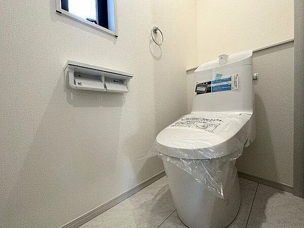 【toilet】2階トイレです。2階から階段を降りなくてもいいので、お部屋からの移動が短縮できます。