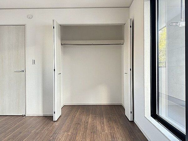 【Storage】主寝室の収納は吊棚・枕棚付きで大容量なので、お部屋をスッキリ保てますね。