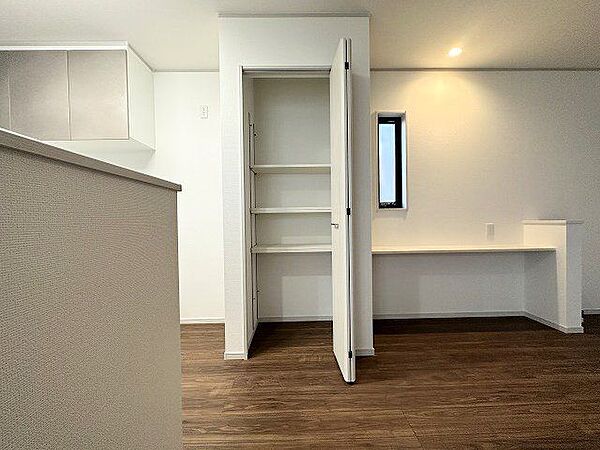 【Storage】キッチン横の収納はパントリーとしてもご利用いただけます。日用品や掃除道具のストックにも。可動棚が嬉しいですね♪