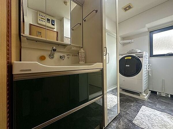 【wash basin】人気の3面鏡の洗面台。ミラー裏が収納になっているので、生活感を出さずに収納することが出来ます。