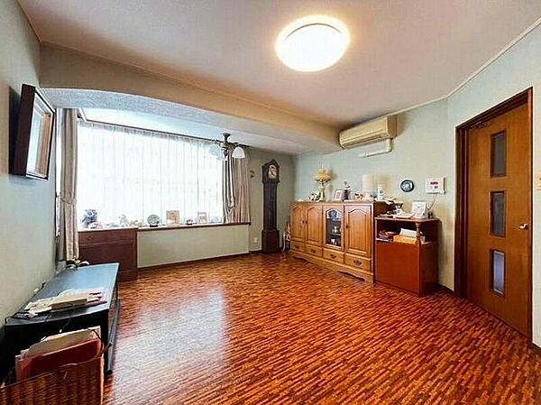 【living room】LDKスペースです。間取りの中央にあり、自然とご家族皆さんが集まる場所になりそうです♪※AIにて家具等消しています。