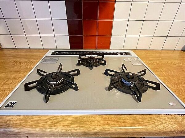 【Gas stove】3口ガスコンロです。お料理好きには嬉しいポイントです。※AIにて家具等消しています。