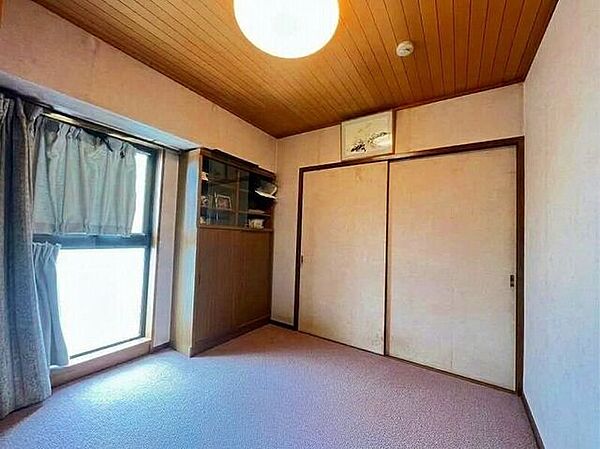 【private room】約4.5帖の洋室です。収納付きなのでお部屋をスッキリ保てますね。※AIにて家具等消しています。