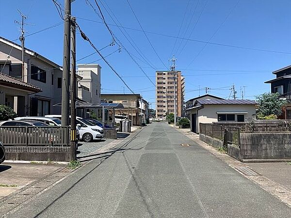 【Front road】車通りも少なく、余裕をもって駐車できます！間口も広いので、並列駐車が可能です♪