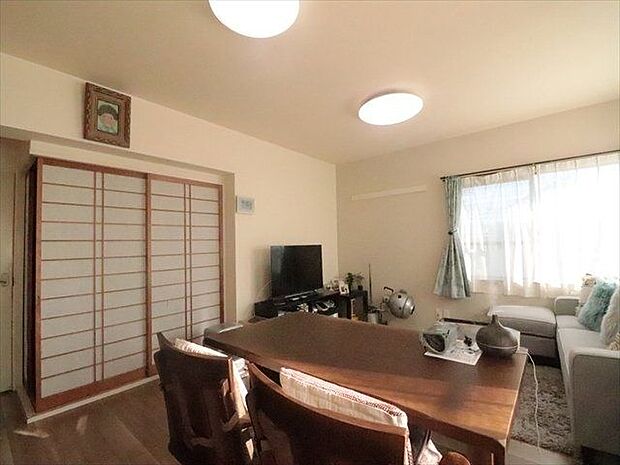 【living room】明るいリビングには食卓テーブル、ソファを置いてゆっくりと過ごせる空間です。