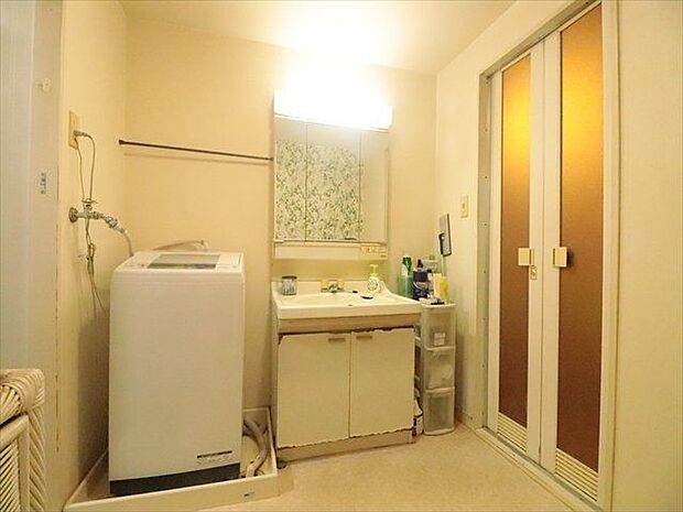 【dressing room】脱衣所には洗面台、洗濯機スペースがございます。