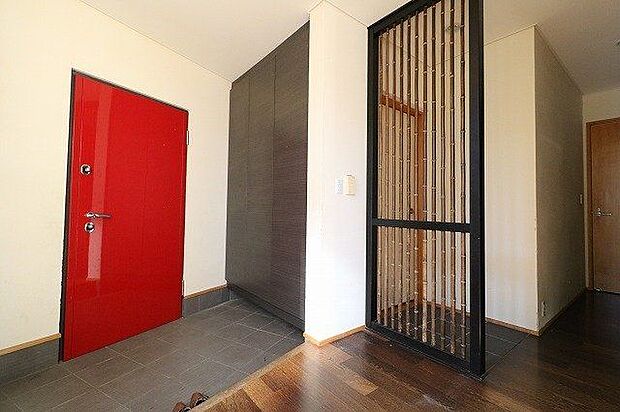 【Entrance】赤色の扉がアクセントカラーが素敵な、こだわりを引きだたせる玄関♪