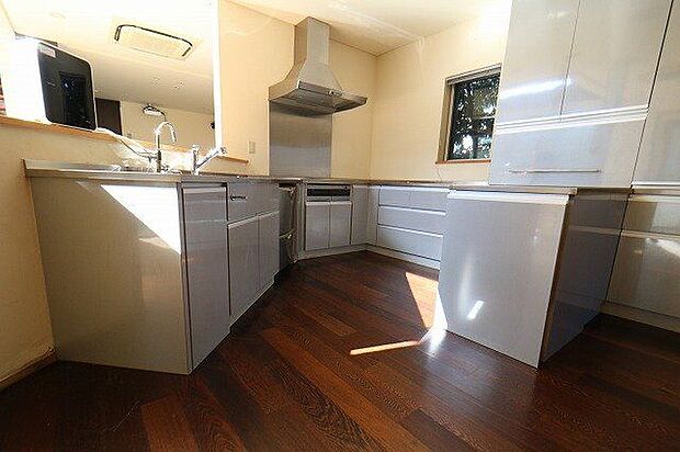 【kitchen】収納スペース充分な、家事のしやすいキッチン♪リビングの様子が見えるカウンターキッチンのため、コミュニケーションをとりながらお料理を作ることができます。