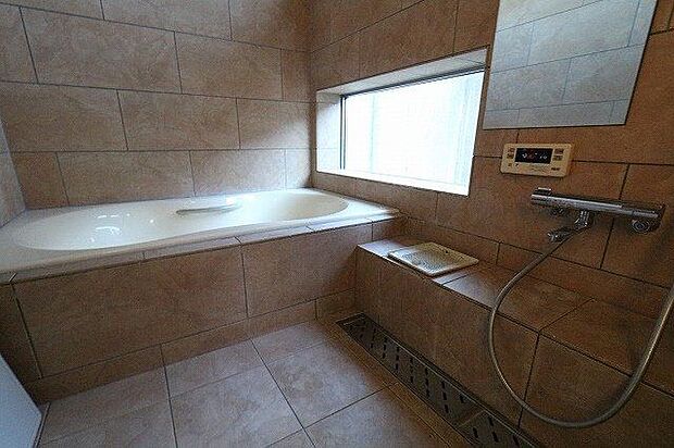 【bath room】ホテルのお風呂のような、気品さあふれる浴室♪足を伸ばせる浴槽で1日の疲れを癒しませんか^^？手すりも付いて安全面も考えられています。