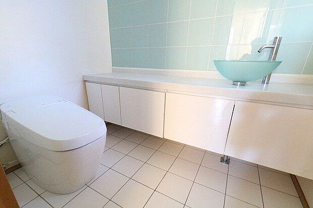 【toilet】お洒落な洗面台がついている1階トイレ。タンクレストイレでお手入れも楽ちんです♪