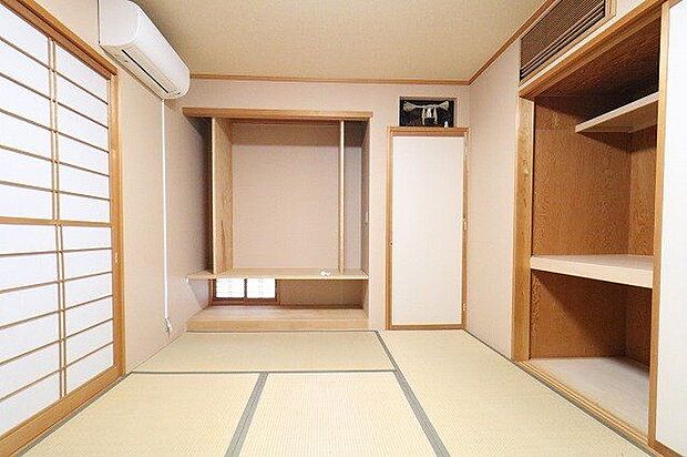 【japanese-style room】玄関入るとすぐに和室があります。客間としてもOK！リビングを通らないので、使い勝手がいいですね♪