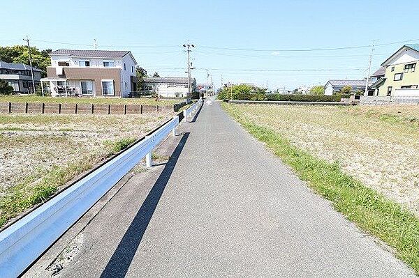 【Front road】幅員5.6ｍの前面道路。車通り少なく、余裕をもって出入り、駐車が可能です！