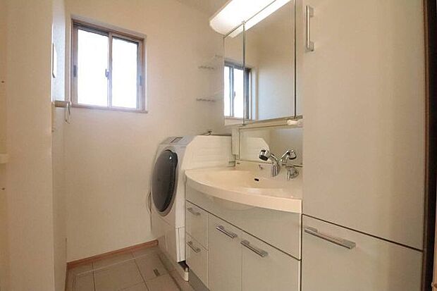 【dressing room】洗面所にも豊富な収納で洗面所もスッキリ。洗面台はのシャワーヘッド付きです！