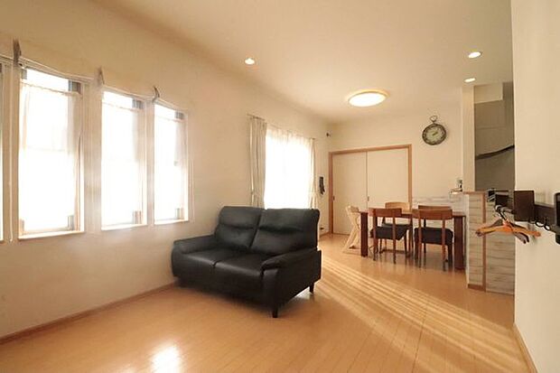 【living room】写真からの伝わるような温かい雰囲気のお部屋です。シンプルな4つの窓がまるで絵本に描かれるようなほっこりとした雰囲気を表現しています。