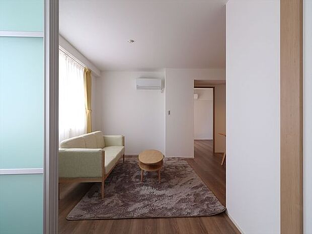 【living room】エアコン完備の18帖超のLDK。広々とした空間で、よりご家族が寛げるスペースとなっております。