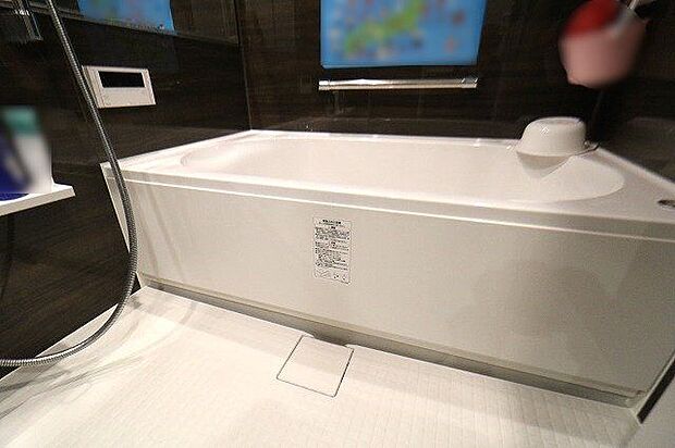 【bath room】黒と白のシンプルなデザインの浴室。手摺も付いて、安全面も考慮された設計です！足を伸ばしてゆったりくつろげますね。