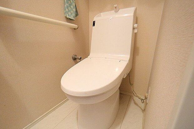 【toilet】玄関入ってすぐの1階トイレ。タオルラックも完備、手摺も付いて老後の住生活も考えられた作りです。