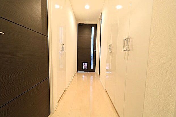 【hallway】白と黒のシンプルモダンなデザインの廊下。収納スペースもあり、お家全体をすっきりさせることができますね^^