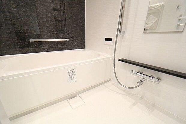 【bath room】足を伸ばして入ることができる浴槽で1日の疲れも癒せそうですね♪手すりもついて安全を考慮した設計になっています！
