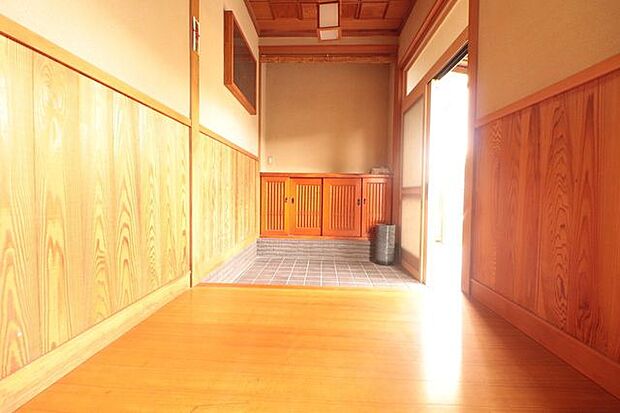 【Entrance】お客様をお迎えする「だけ」のためのスペースとして考えられた、玄関。腰壁と和を感じるまるで旅館のような雰囲気。