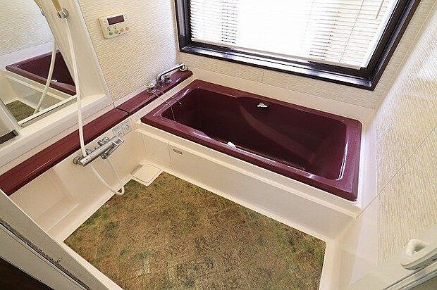 【bath room】大きな窓があり、換気も良好な浴室。