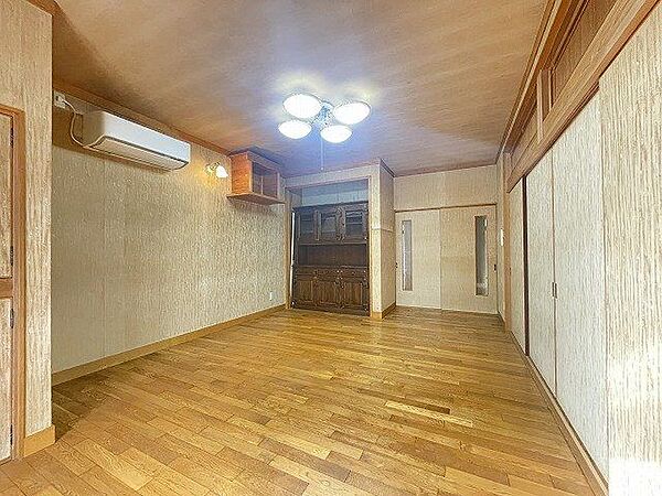 【living room】木の温かさを感じるリビング。隣室は和室があり、扉を開放すれば、より広々とした空間に^^