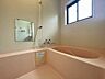 浴室：【bath room】可愛らしくもあり、なんだか懐かしい色合いの浴室。窓も付いているため、換気も充分可能です♪