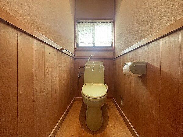 【restroom】木の温かみを感じるトイレ。タオル掛けとペーパーホルダーも完備です！