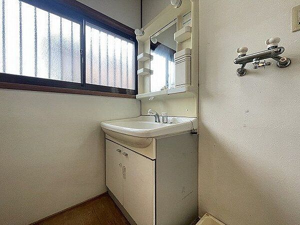 【dressing room】室内洗濯機置場と洗面台。このままでも十分使えますが、リフォームで新品交換する事も可能です！